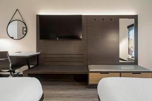 Wingate by Wyndham Macon I-75客房内的一张或多张床位