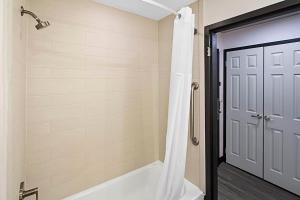 Wingate by Wyndham Macon I-75的一间浴室