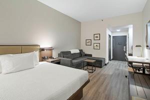 Wingate by Wyndham Macon I-75客房内的一张或多张床位