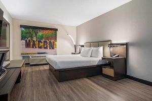 Wingate by Wyndham Macon I-75客房内的一张或多张床位