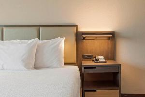 Wingate by Wyndham Macon I-75客房内的一张或多张床位
