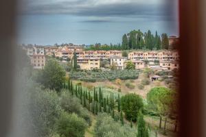 a view of a town with trees and buildings at Ginger-Appartamento a due passi dal centro con posto auto - Porta Romana in Siena