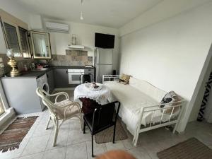 uma cozinha com uma cama e uma mesa num quarto em Malamo em Ambelón