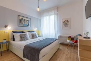 Un dormitorio con una cama grande y una ventana en Ginger-Appartamento a due passi dal centro con posto auto - Porta Romana en Siena