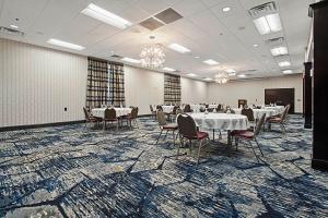 Wingate by Wyndham Macon I-75商务区和/或会议室