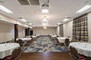 梅肯Wingate by Wyndham Macon I-75的宴会厅配有桌椅和白色的桌布
