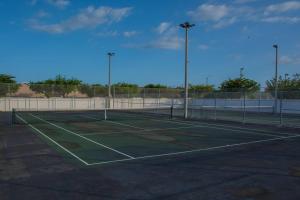 un campo da tennis con due reti da tennis di Savan Suite - Caribbean Estates - Gated Community a Portmore