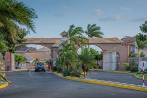 una strada di fronte a una casa con palme di Savan Suite - Caribbean Estates - Gated Community a Portmore