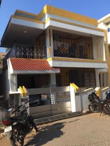 dos motocicletas estacionadas frente a un edificio en Major Madi Residency en Pondicherry