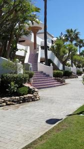 un grupo de escaleras delante de una casa en Appart T3 à louer en Andalousie, en Chiclana de la Frontera