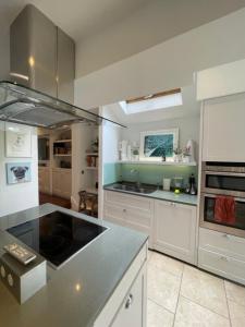 Kuhinja oz. manjša kuhinja v nastanitvi Secluded & Serene 3BD Family Home - Wandsworth!