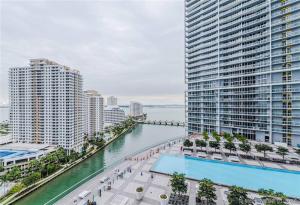 Blick auf einen Fluss in einer Stadt mit hohen Gebäuden in der Unterkunft Studio at Icon Brickell Luxury Waterfront Building in Miami