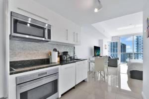 Dapur atau dapur kecil di Studio at Icon Brickell Luxury Waterfront Building