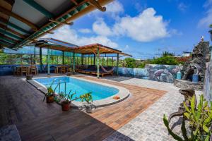 Bazén v ubytování Galapagos Verde Azul nebo v jeho okolí