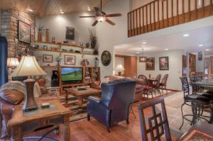 ein Wohnzimmer mit Möbeln und einem TV in der Unterkunft 10 min to Ski | Views | Golf Course | AC + Hot Tub in Durango