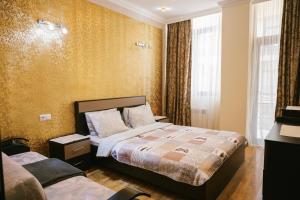 ein Hotelzimmer mit einem Bett und einem Fenster in der Unterkunft Ekaterine's Apartments in Batumi