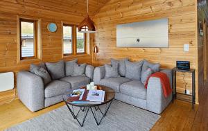 ein Wohnzimmer mit einem Sofa und einem Tisch in der Unterkunft Mikkelvik Brygge in Mikkelvika