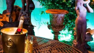 una mesa con un cubo y una botella de champán en Castello di Montalbano en San Jacopo al Girone