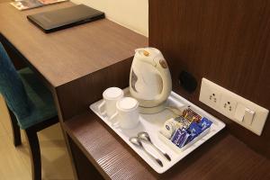 Příslušenství pro přípravu čaje a kávy v ubytování The Pamposh Hotel