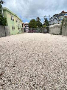 an empty street with a fence and some buildings at Hotel La Playa in Santa Cruz de Barahona