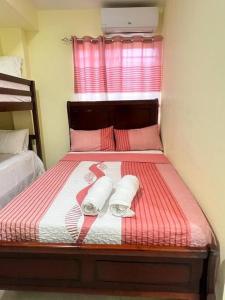 a bedroom with a bed with two towels on it at Hotel La Playa in Santa Cruz de Barahona