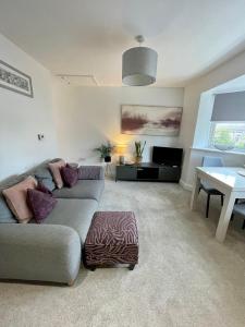 sala de estar con sofá y mesa en Compact Modern Apartment Single Person or Couple Only en Bangor