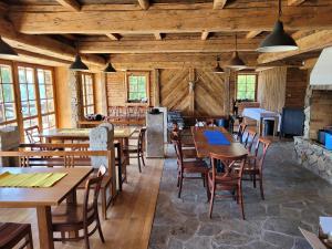 una sala da pranzo con tavoli e sedie in legno di Berry a Klatovy