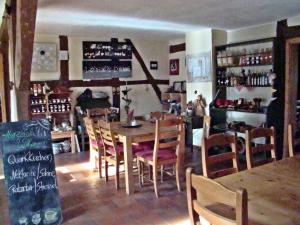 una sala da pranzo con tavolo e sedie di Alte Ausspanne a Walkendorf