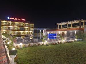 un hotel por la noche con un césped delante de él en Shinjini Resort, en Mandarmani