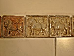 a group of goldaques with horses on a wall at Alte Ausspanne in Walkendorf +17 photos