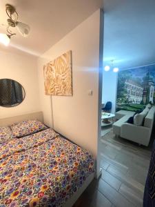 sypialnia z łóżkiem i salonem w obiekcie Apartament Centrum w Łańcucie