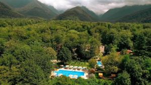 una vista aerea su un resort con piscina e montagne di Wald Hotel Lagodekhi a Lagodekhi