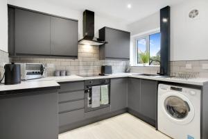 Kitchen o kitchenette sa Appealing 4-Bedroom Haven in Durham, Sleeps 7