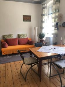 Lioba Drescher Hendel في برلين: غرفة معيشة مع أريكة وطاولة