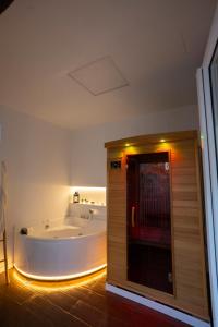 Bad mit Badewanne und Bad in der Unterkunft Luxury Moscatell 15 in Novelda