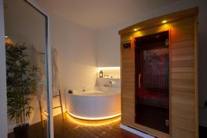 a bathroom with a bath tub in a room at Luxury Moscatell 15 in Novelda