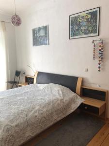 Schlafzimmer mit einem Bett und einem Schreibtisch in der Unterkunft Lioba Drescher Hendel in Berlin