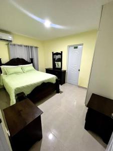 Un dormitorio con una cama y una puerta. en Hotel La Playa en Santa Cruz de Barahona