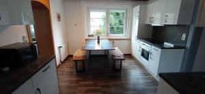 eine Küche mit einem Tisch in der Mitte in der Unterkunft Haus Elli in Greifenburg