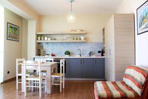 a kitchen and dining room with a table and chairs at Albi Guest House in Vlorë