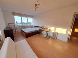 um quarto grande com uma cama e uma mesa em Hero Avenue Apartment em Narva