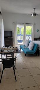 ein Wohnzimmer mit einem Sofa und einem Tisch in der Unterkunft Villa Serenity by the Water in Providenciales