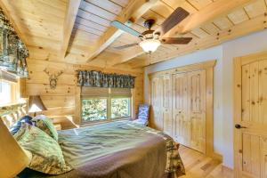 ein Schlafzimmer mit einem Bett und einem Deckenventilator in der Unterkunft Tranquil Deck Blue Ridge Mountain Retreat! in Nebo
