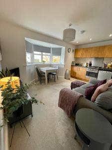 sala de estar con sofá y mesa en Compact Modern Apartment Single Person or Couple Only en Bangor