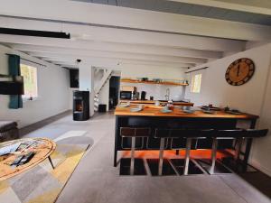 una cucina con ampia isola in una stanza di Le refuge du KL a Bomal