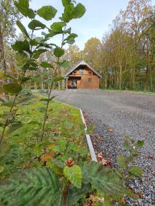 een huis aan de kant van een weg bij Le refuge du KL in Bomal