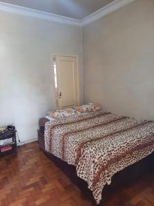 Een bed of bedden in een kamer bij I Love Rio Hostel
