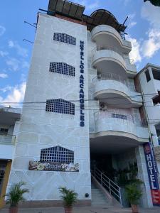 um edifício branco com janelas do lado em Hotel Los Arcángeles em Cúcuta