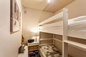 シュマレンベルクにあるFerienwohnung Bergidyllの小さなベッドルーム(二段ベッド、ベッド付)