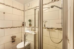 y baño con ducha, aseo y lavamanos. en Ferienwohnung Bergidyll, en Schmallenberg